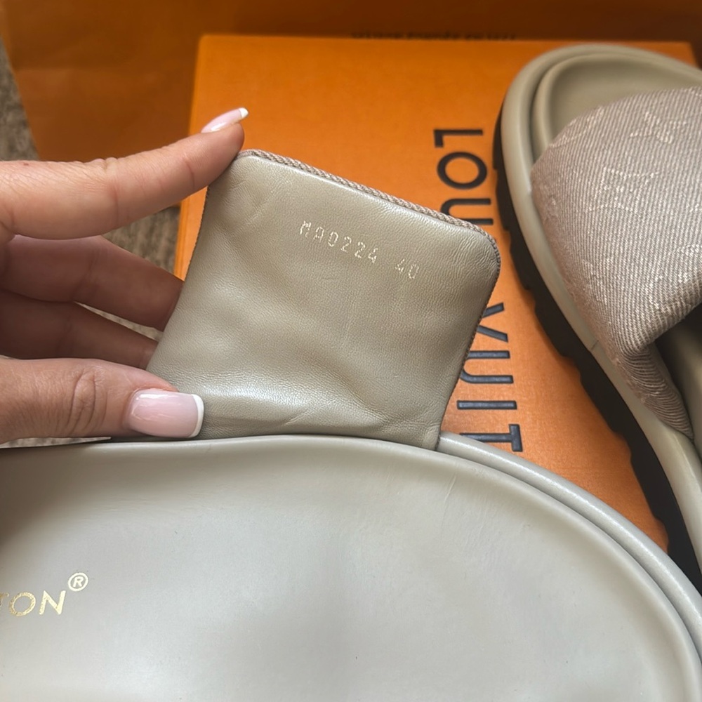 Louis Vuitton Pool Pillow Flat Comfort Mule - Picture 7 of 7